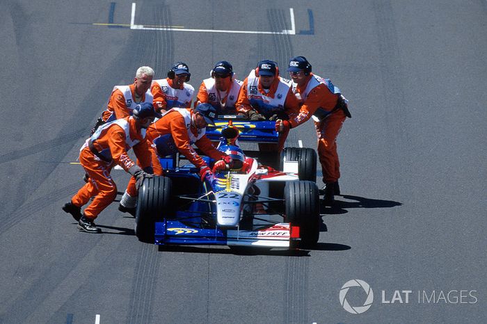 La carrera se detuvo, pero la bandera roja no la provocó el alemán: Jacques Villeneuve y Rubens Barrichello se quedaron clavados al comienzo. La señal para detener la prueba se dio casi de inmediato, pero los pilotos de la parte delantera de la parrilla no vieron a los jueces con banderas y continuaron luchando.