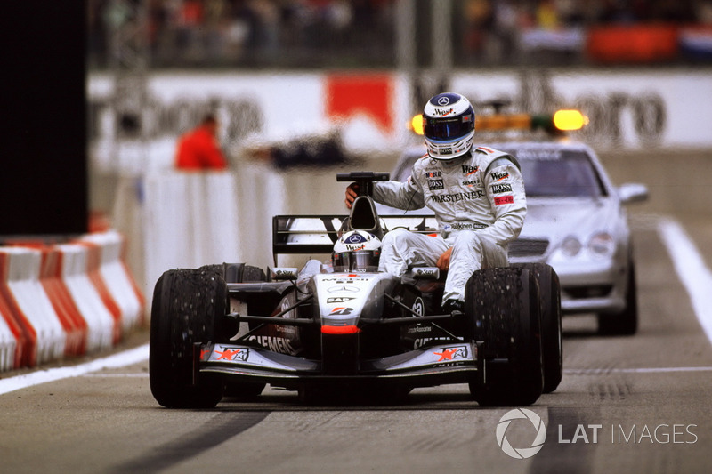 Barcelona 2001: Mika Hakkinen (McLaren) menumpang David Coulthard (McLaren)