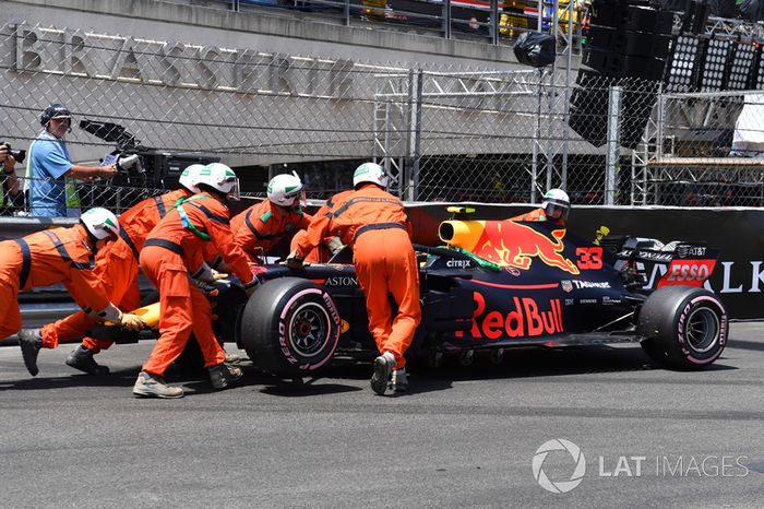 Max Verstappen, Red Bull Racing RB14, después del choque