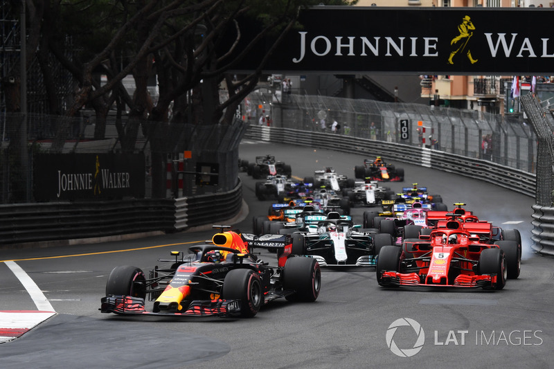 Daniel Ricciardo, Red Bull Racing RB14 leads Sebastian Vettel, Ferrari SF71H at the start of the race