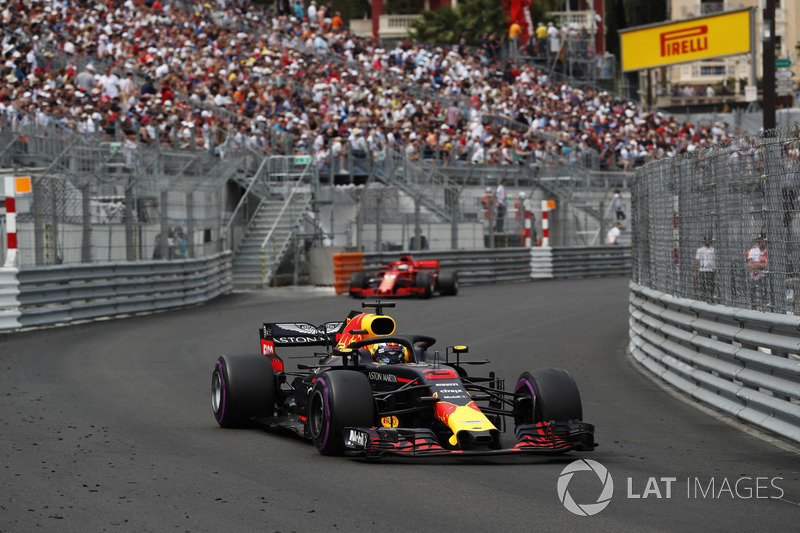 Daniel Ricciardo, Red Bull Racing RB14, precede Sebastian Vettel, Ferrari SF71H