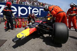 Max Verstappen, Red Bull Racing RB14 mira su coche accidentado