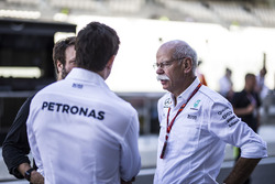 Dr. Dieter Zetsche, CEO Daimler AG en Toto Wolff, directeur Mercedes AMG F1