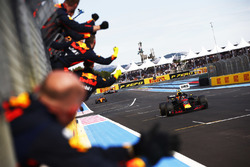 Max Verstappen, Red Bull Racing RB14, passe la ligne sous les hourras de son équipe pour finir deuxième