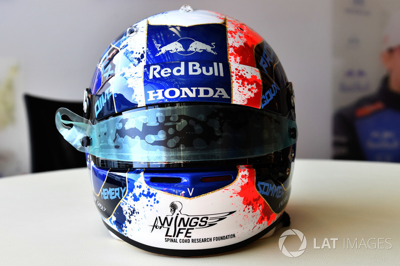 Шлем пилота Scuderia Toro Rosso Пьера Гасли