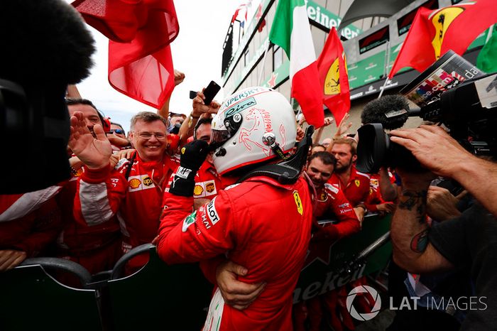 El ganador de la carrera de Canadá, Sebastian Vettel, Ferrari, celebra en parc ferme con su equipo
