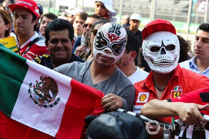 Fans en el pit lane para la firma de autógrafos