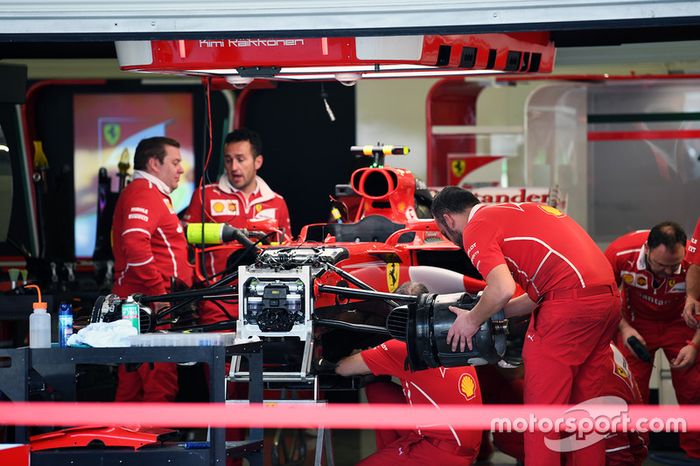 Ferrari SF70H nel garage
