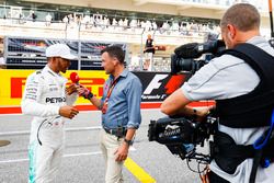 Will Buxton interviewe le poleman Lewis Hamilton, Mercedes AMG F1