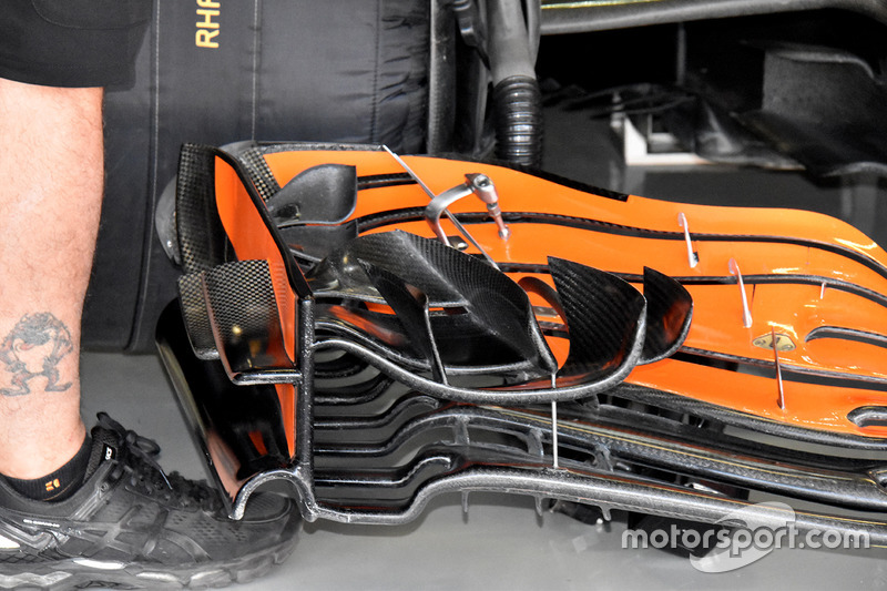 Detalle del alerón delantero del McLaren MCL32