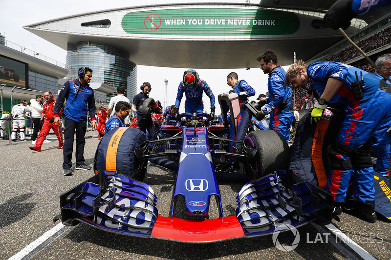 Il team Toro Rosso prepara la monoposto di Brendon Hartley, Toro Rosso STR13 Honda, in griglia