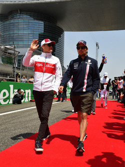 Marcus Ericsson, Sauber and Sergio Perez, Force India on the drivers parade