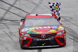 Il vincitore della gara Kyle Busch, Joe Gibbs Racing