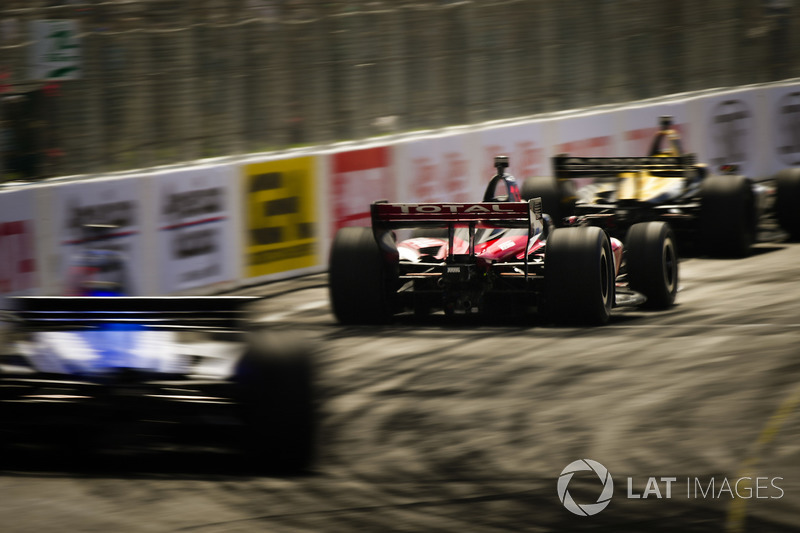 Aksi balap IndyCar di Long Beach