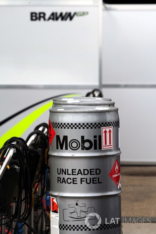 Barriles de combustible de Mobil de Brawn GP