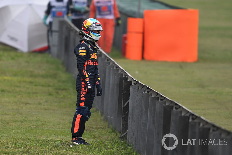 Daniel Ricciardo, Red Bull Racing stopped on track in FP3