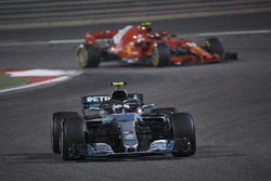 Valtteri Bottas, Mercedes AMG F1 W09, Kimi Raikkonen, Ferrari SF71H
