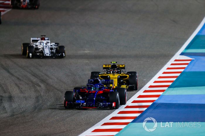 Brendon Hartley, Toro Rosso STR13 Honda, Carlos Sainz Jr., Renault Sport F1 Team R.S. 18, e Marcus Ericsson, Sauber C37 Ferrari