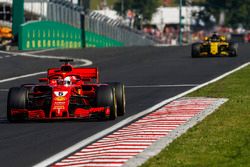 Sebastian Vettel, Ferrari SF71H, precede Nico Hulkenberg, Renault Sport F1 Team R.S. 18