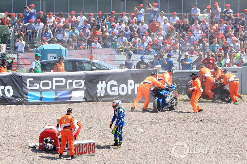 Rins y Pol Espargaro después de la caída