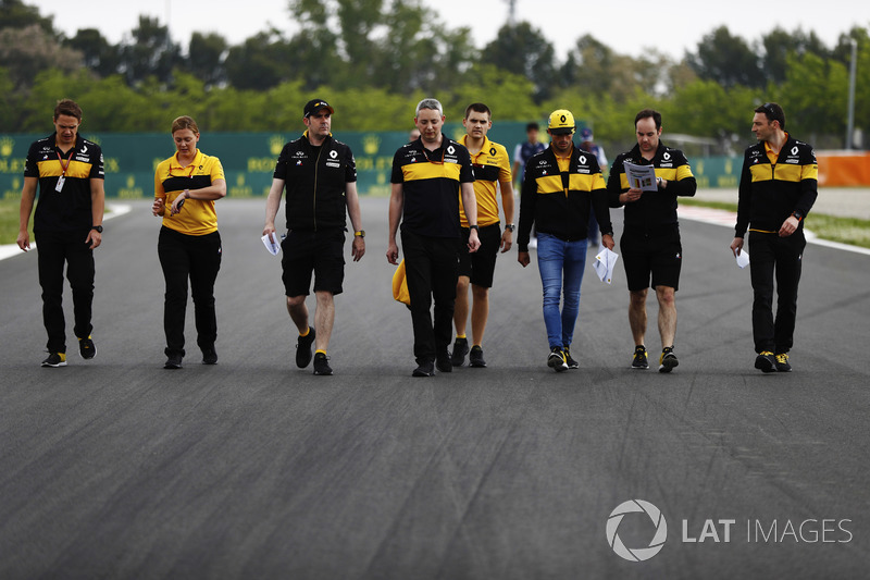 Carlos Sainz Jr., Renault Sport F1 Team, walks the circuit with colleagues