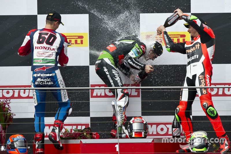 Podium: 2. Michael van der Mark, Honda WSBK Team; 1. Jonathan Rea, Kawasaki Racing Team; 3. Davide G