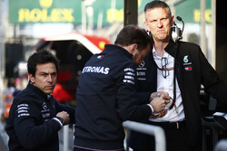 Руководитель Mercedes AMG F1 Тото Вольф и технический директор Джеймс Эллисон