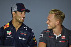 Daniel Ricciardo, Red Bull Racing ve Kevin Magnussen, Haas F1