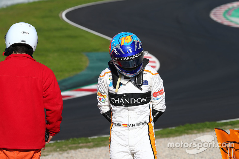 Fernando Alonso, McLaren MCL33 stops on the side of the track