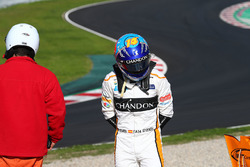Fernando Alonso, McLaren MCL33 parado fuera de pista
