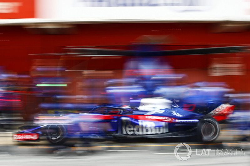 Pierre Gasly, Scuderia Toro Rosso STR13, pit stop action