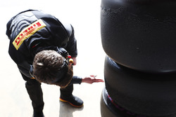 Llantas Pirelli y un técnico trabajando