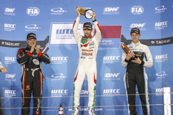 Podium: Race winner Esteban Guerrieri, Honda Racing Team JAS, Honda Civic WTCC, second place Rob Huff, All-Inkl Motorsport, Citroën C-Elysée WTCC, third place Nicky Catsburg, Polestar Cyan Racing, Volvo S60 Polestar TC1