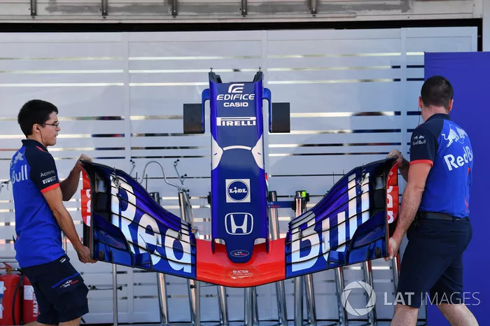 Scuderia Toro Rosso STR13 nose and front wing