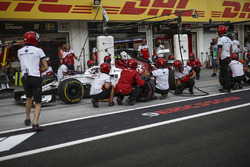 Charles Leclerc, Sauber C37 pit stop