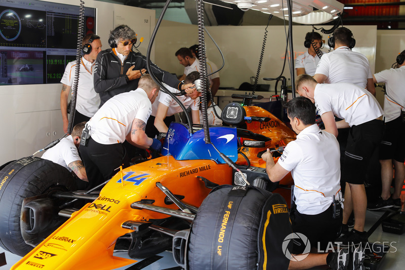 Mühendisler, Fernando Alonso'nun McLaren MCL33 aracı üzerinde çalışıyor.