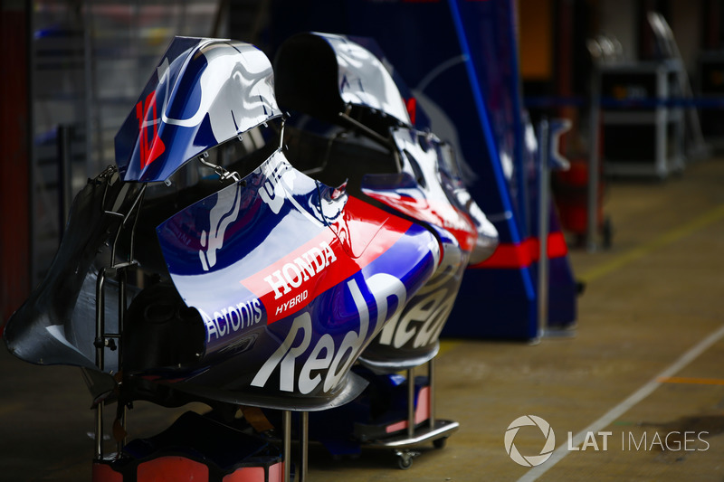 Carrocería perteneciente a los autos STR13 de Toro Rosso en el carril de boxes
