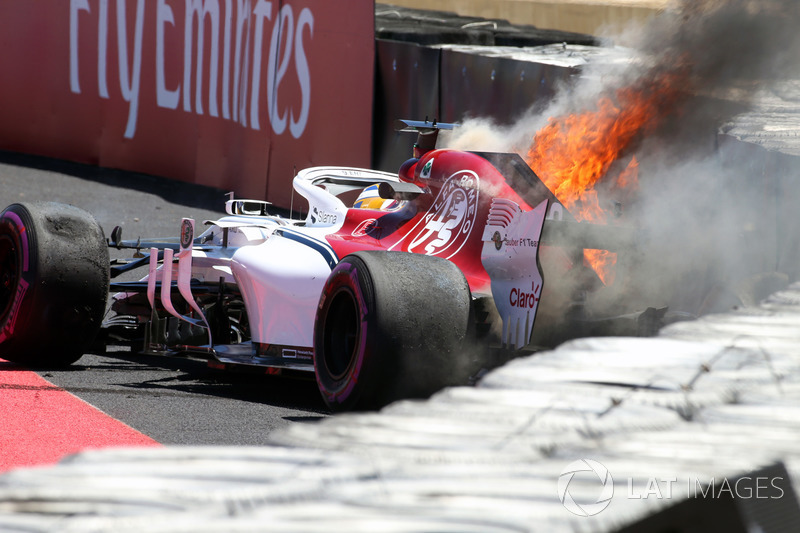 Marcus Ericsson, Sauber C37 choca en la PL1 y se incendia