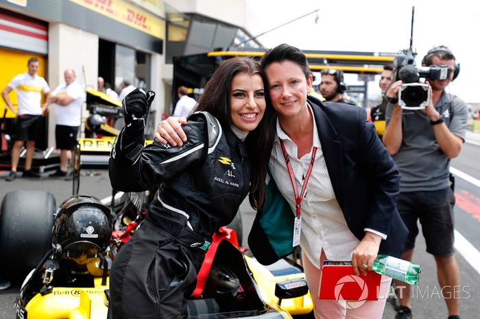 Aseel Al-Hamad, vuelve a boxes tras pilotar el F1 E20 de Renault de 2012 en el Renault Passion Parade