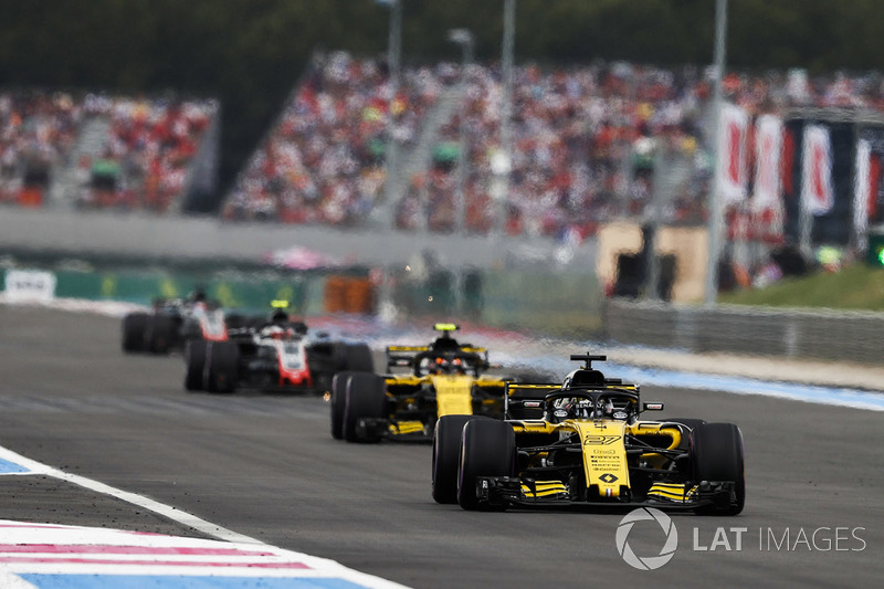Nico Hulkenberg, Renault Sport F1 Team R.S. 18, leads Carlos Sainz Jr., Renault Sport F1 Team R.S. 18, and Kevin Magnussen, Haas F1 Team VF-18