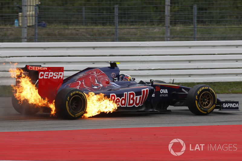 Daniil Kvyat, Toro Rosso STR9 Renault con fuego en su coche