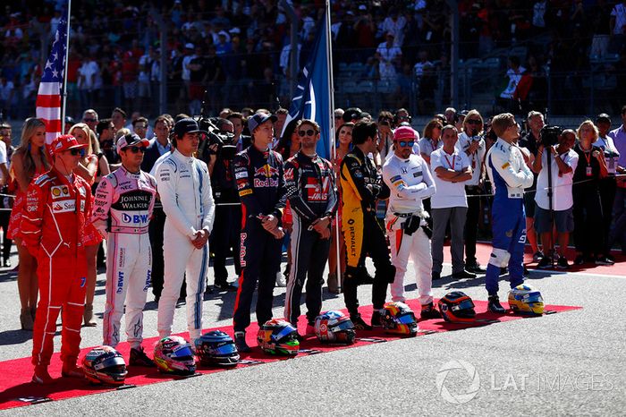 Los piloto durante el himno