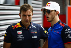 Pierre Gasly, Toro Rosso, with Pierre Wache, Chief Engineer, Red Bull Racing
