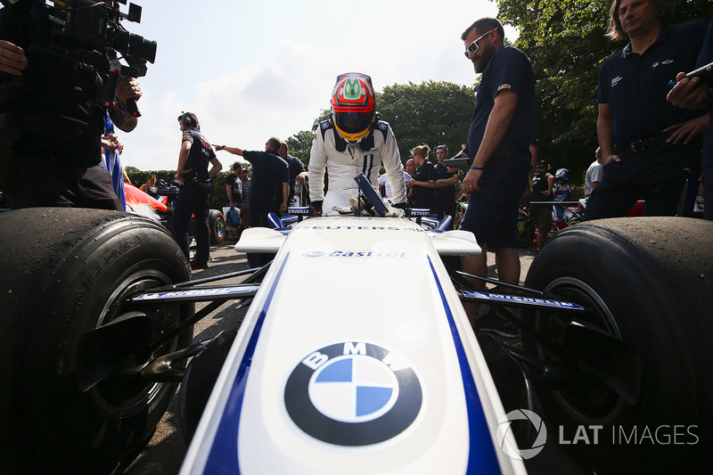 Karun Chandhok climbs in to the Williams FW26 BMW