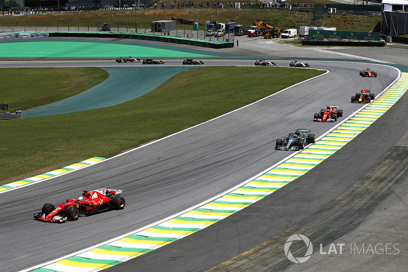 Sebastian Vettel, Ferrari SF70H, Valtteri Bottas, Mercedes AMG F1 W08, Kimi Raikkonen, Ferrari SF70H