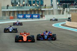 Stoffel Vandoorne, McLaren MCL32 y Pierre Gasly, Scuderia Toro Rosso STR12