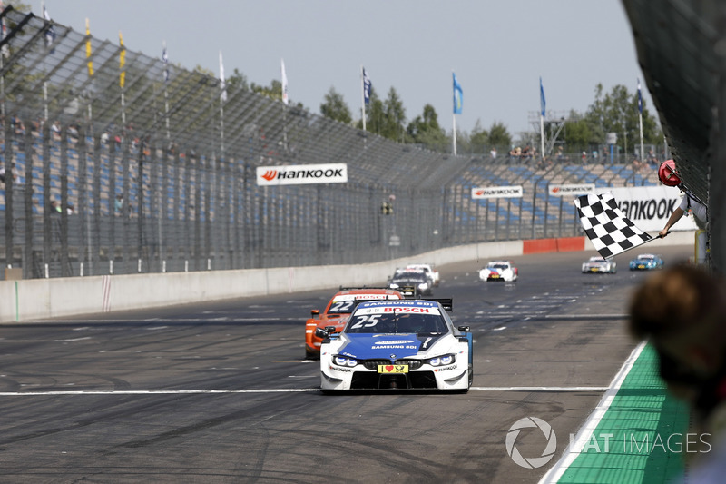 Checkered flag for Philipp Eng, BMW Team RBM, BMW M4 DTM