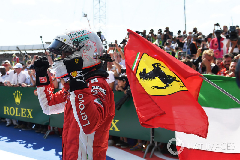 Il vincitore della gara Sebastian Vettel, Ferrari, festeggia nel parco chiuso