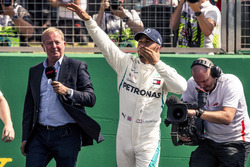 Ganador de la pole Lewis Hamilton, Mercedes-AMG F1 celebra en parc ferme