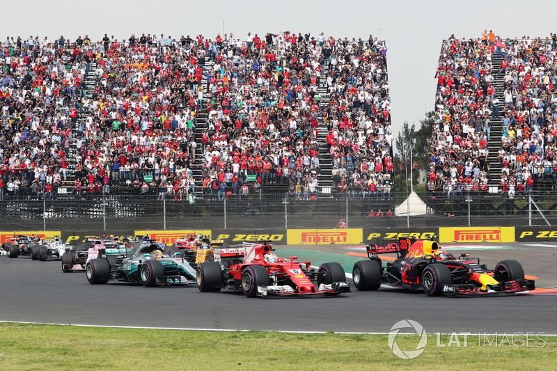 Start: Max Verstappen, Red Bull Racing RB13 leads Sebastian Vettel, Ferrari SF70H